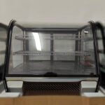 Vitrine refrigerada para balcão c/ 2 prateleiras gradeadas (702x568x686mm)