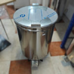 Balde de detritos em inox c/ tampa acionada por pedal, cap. 100 L (460 Ø x 700mm)