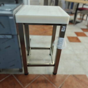 Mesa para corte com tampo em polietileno (500x500x880mm)
