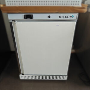 Armário refrigerado ventilado UR200X1, cap. 130lts (600x615x855mm)