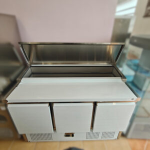 Saladete refrigerada estática c/ 3 portas para 7 couvetes GN 1/3 (1365x700x970mm)
