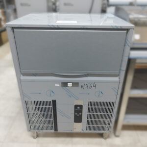Máquina de gelo em cubos (18 gr) 80 kg / 24 horas com refrigeração a ar (MCPE80A)