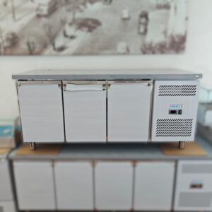 Bancada refrigerada ventilada gastronorm c/ 3 portas + grupo à direita (M-GN3100) (1795x700x850mm)